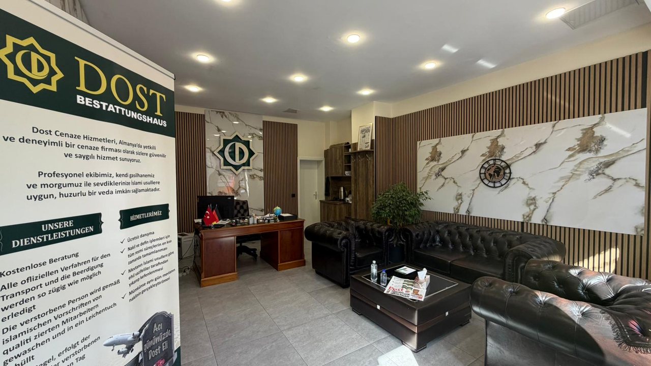 Beratungsbüro mit Ledersofas und Schreibtisch
