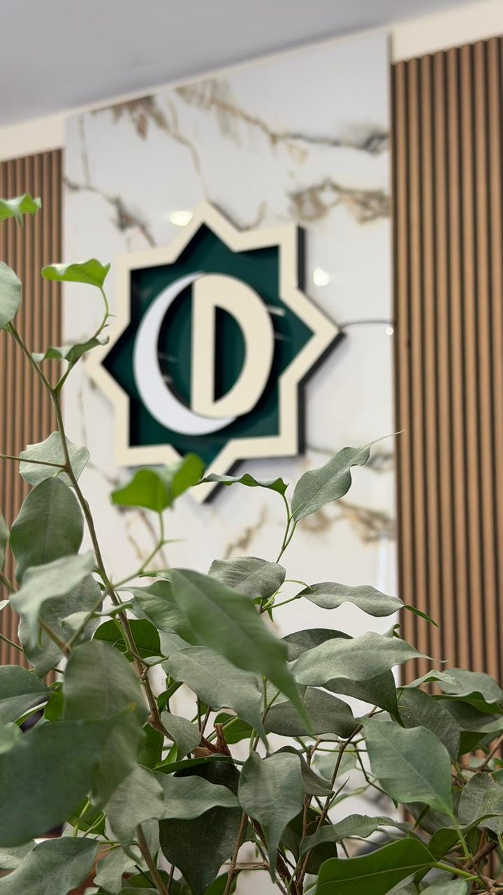 Dost-Emblem an der Marmorwand