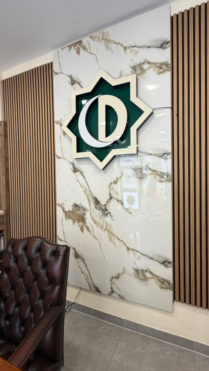 Dost-Emblem mit Ledersessel