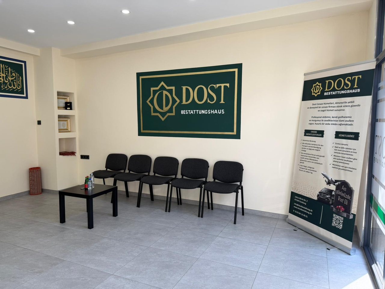 Dost-Emblem an der Wand im Abschiedsraum