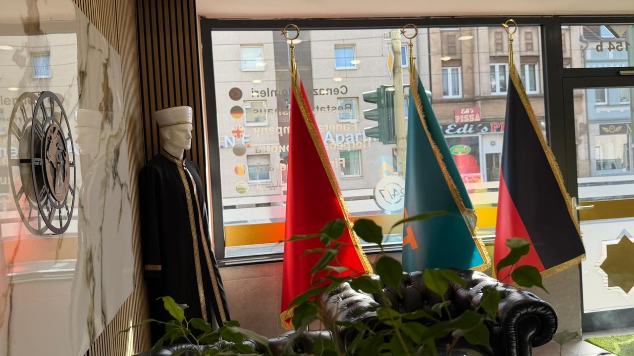 Flaggen am Fenster