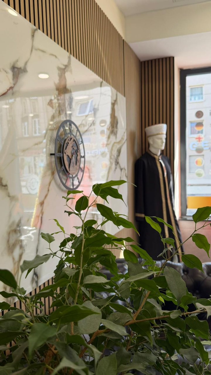 Imam-Gewand und Weltuhr