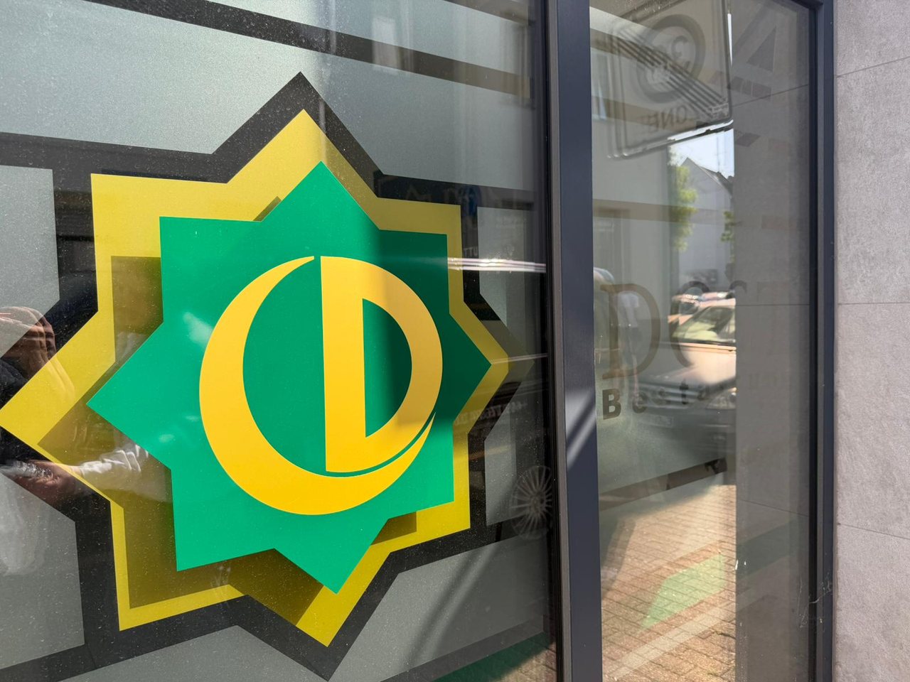Dost-Logo an der Schaufensterscheibe